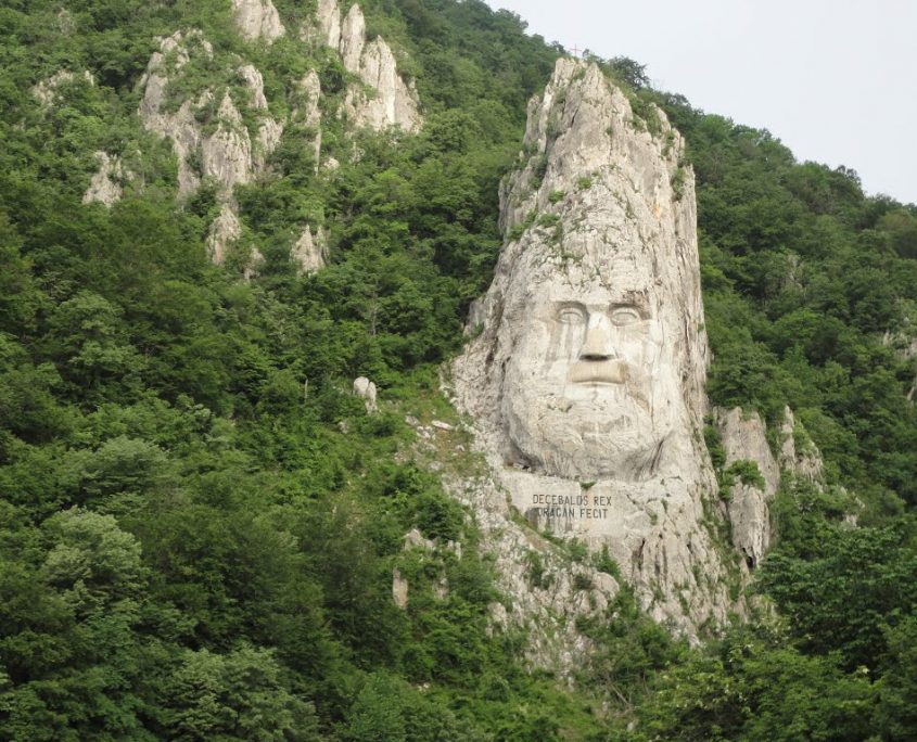 Chipul lui Decebal - sculptură în stâncă pe malul Dunării